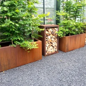 Fioriere di design in acciaio Corten con piante all'interno.