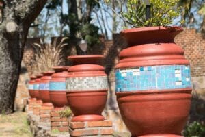 Grandi vasi in terracotta naturale con diverse grafiche