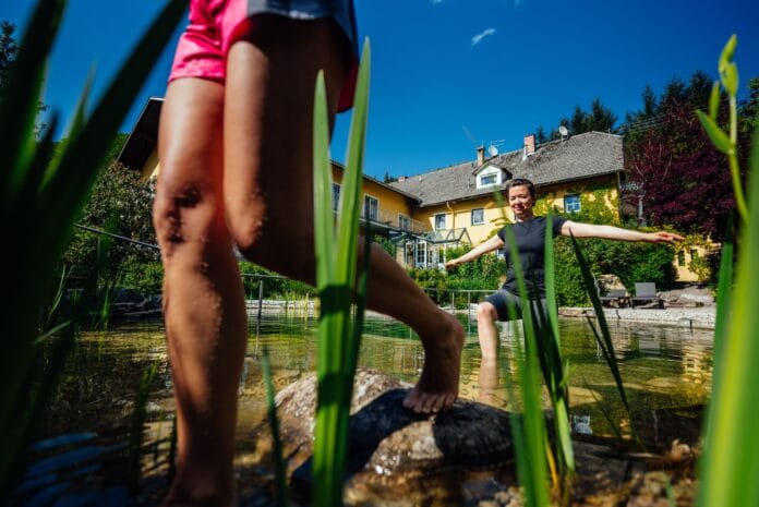 kneipp-4598037 2 persone che escono da fare il bagno in una bio-piscina